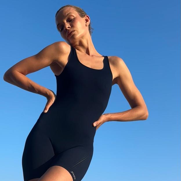 Mujer haciendo ejercicio con ropa deportiva. 