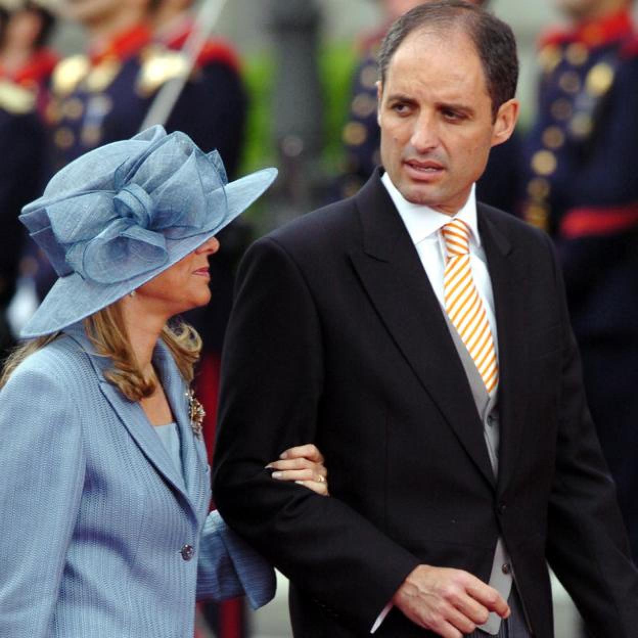 Francisco Camps y su mujer, Isabel Bas, asistirán este sábado a la boda de su hija Isa. /getty