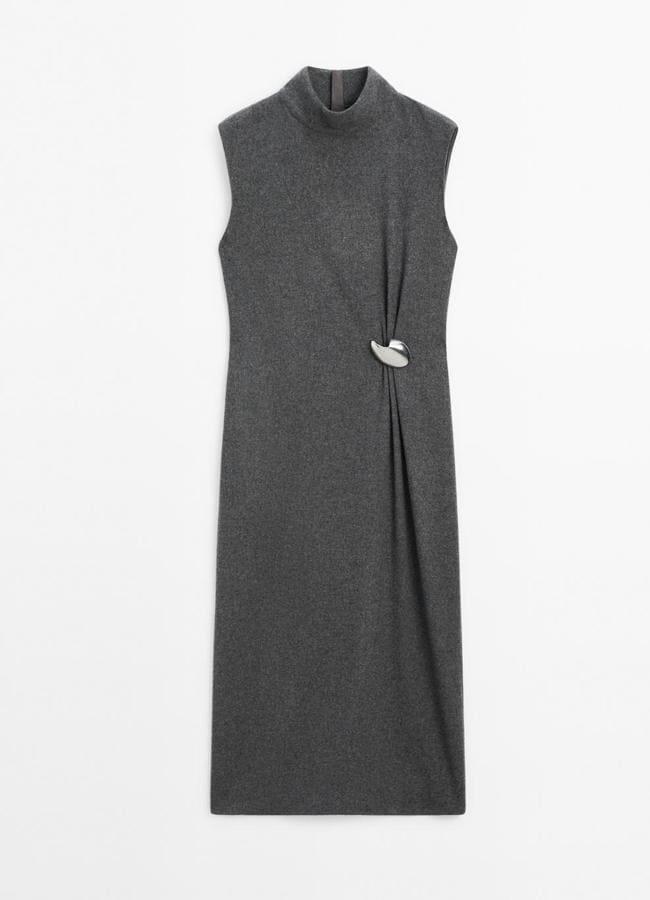 Vestido gris con broche, 99,95 euros.