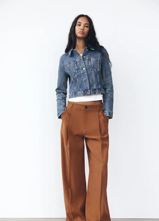 Pantalones fluidos en marrón de Zara.