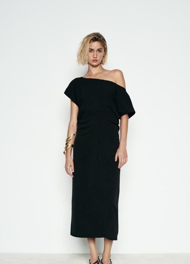 Vestido negro midi de Zara.