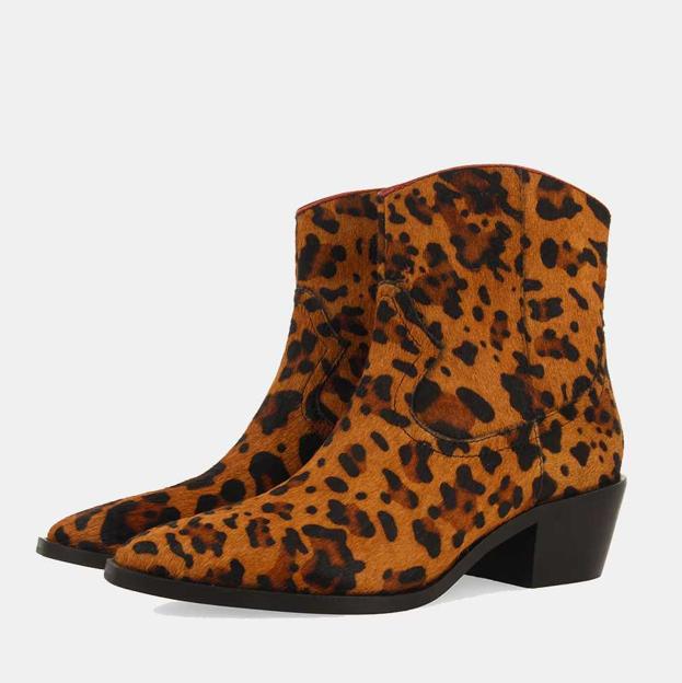 Botines mujer piel estampado leopardo tacón bloque (119,95 € en El Corte Inglés)