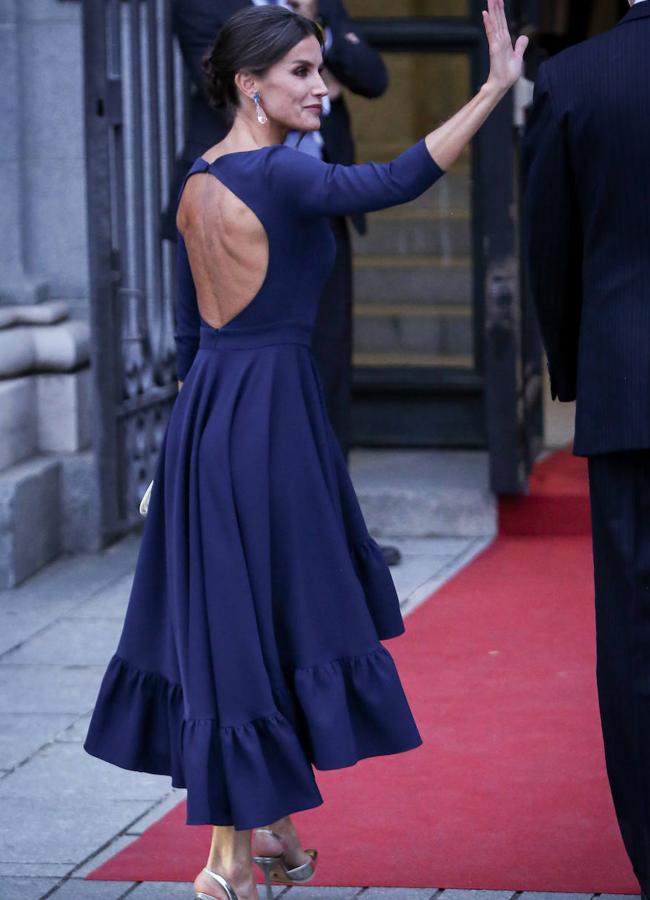 Letizia, con el vestido más llamativo que llevó en 2022, en el Teatro Real. (FOTO: GETTY IMAGES) 