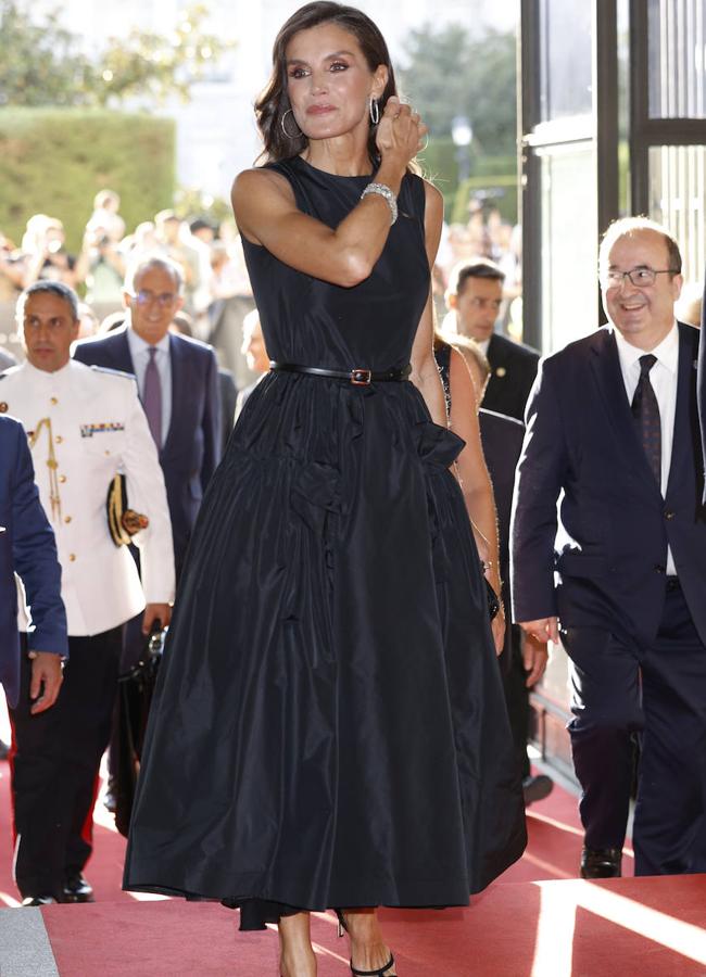 Letizia llevó al Teatro Real el año pasado el vestido de fiesta que más veces ha repetido: es espectacular. (FOTO: GTRES) 