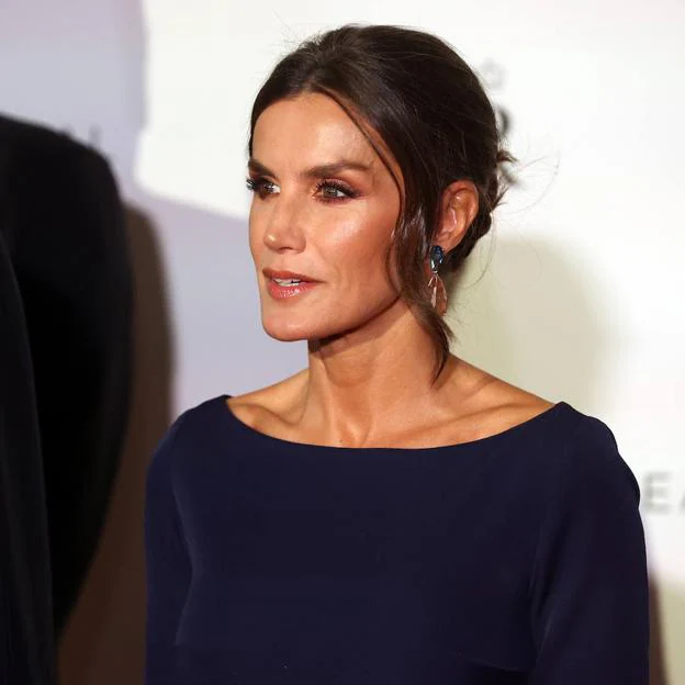 Las tres veces que la reina Letizia se vistió para arrasar en el Teatro Real: el look gótico, el escote polémico y el vestido de novia