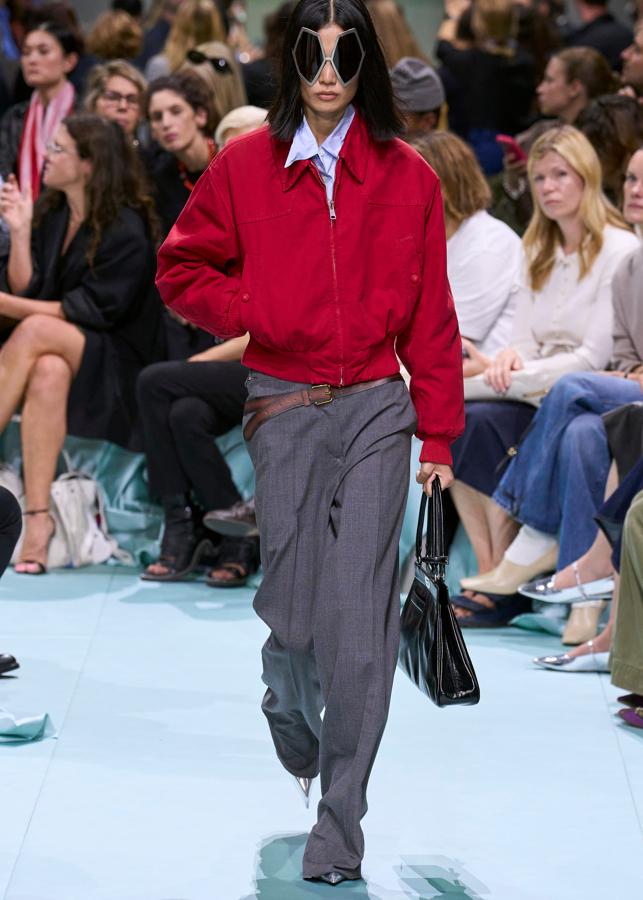 Look con bomber y gafas gigantes del desfile de Prada para la primavera 2025.