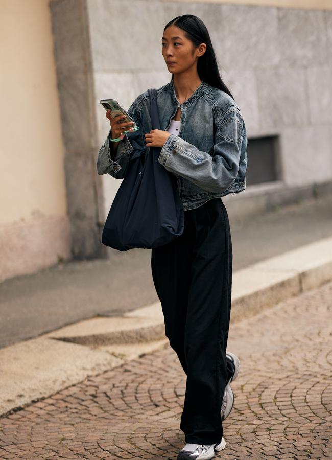 Un look con chaqueta bomber en denim y zapatillas blancas. Foto: Launchmetrics spotlight.