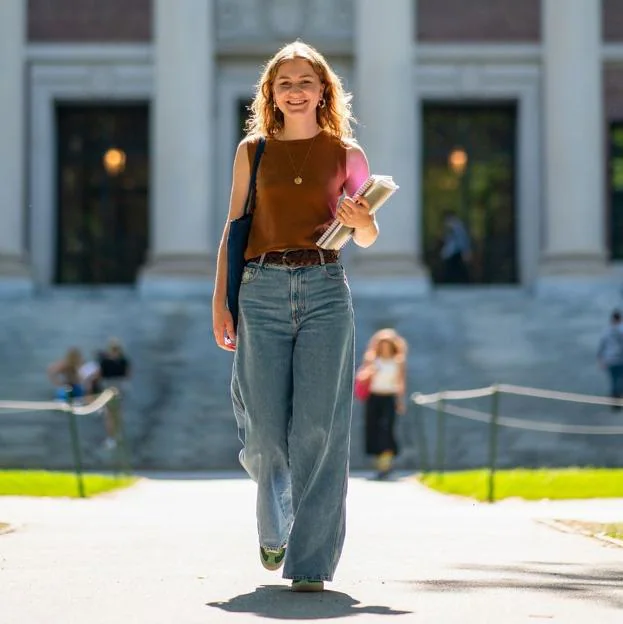 Elizabeth de Bélgica en su primer día de universidad.