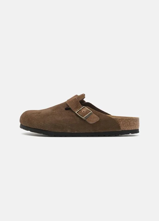 Zuecos marrones de Birkenstock, 159,95 euros.