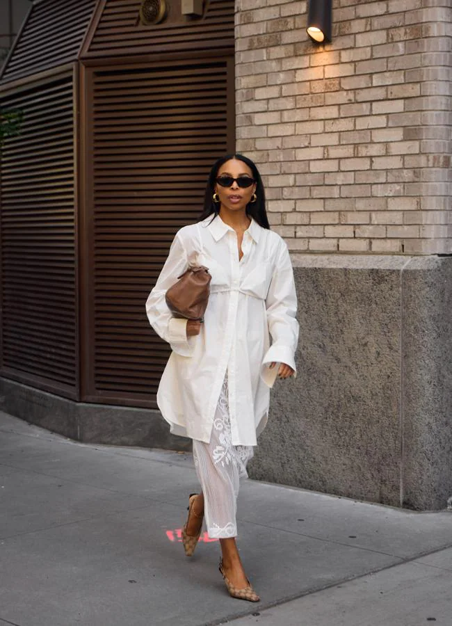 Look de falda larga con camisa.