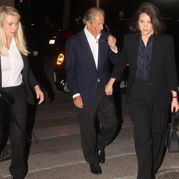 Philippe Junot, con su exmujer, Nina, y la hija de ambos, Isabelle Junot, en el funeral por Carlos Goyanes y su hija Caritina.