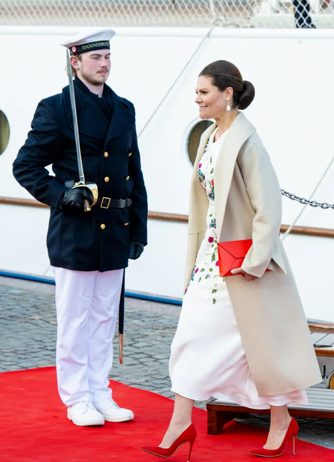 Victoria de Suecia con un look clásico pero con a la vez muy actual gracias al original print del vestido GTRES..