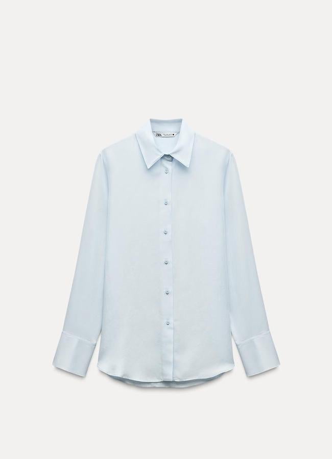 Camisa fluida en azul de Zara (15,99 euros).