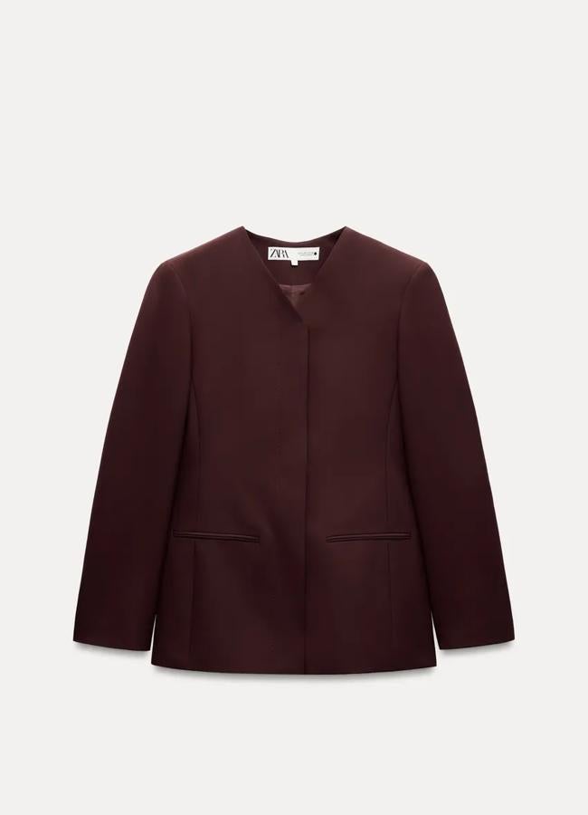 Blazer entallada en burdeos de Zara.