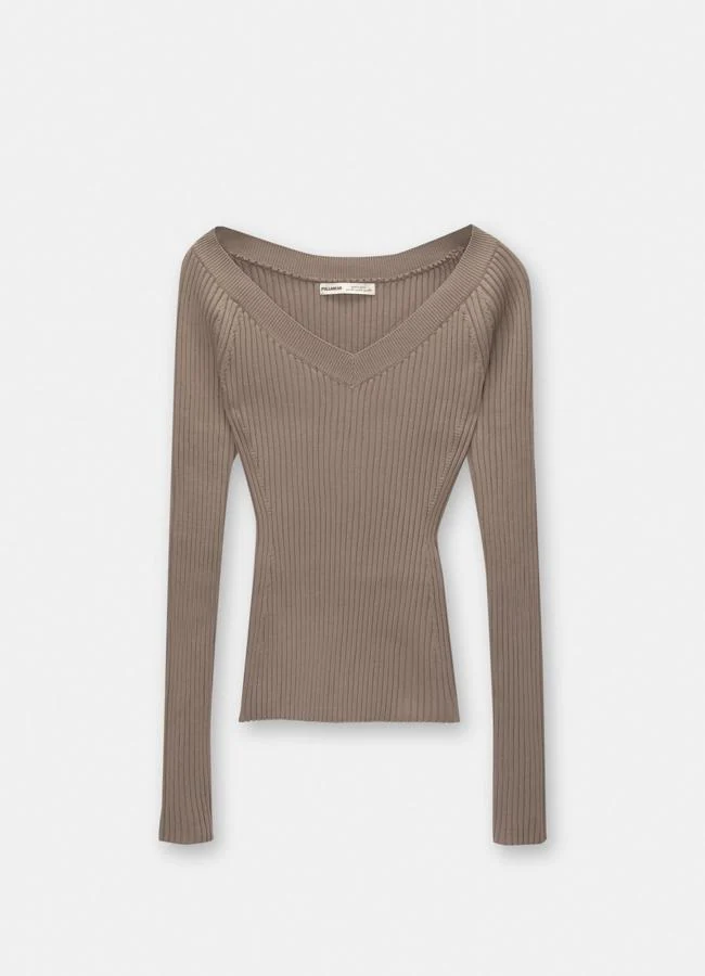 Jersey marrón en pico de Pull&Bear, 22,99 euros.