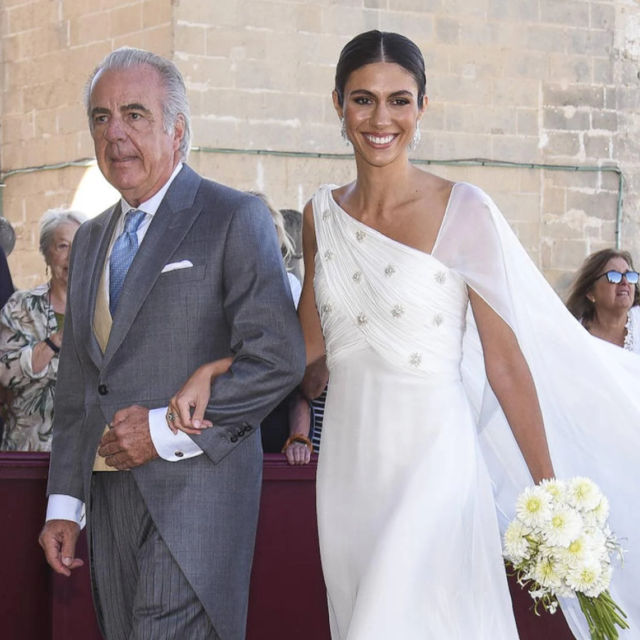 Ana Cristina Portillo a su llegada a la Catedral de Jerez junto a su padre Fernando Portillo./gtres