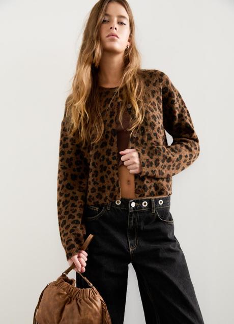 Chaqueta estampada de Pull & Bear (27,99 euros)