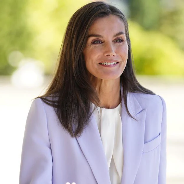 La reina Letizia, muy elegante, repite su traje lila más favorecedor en la presentación del servicio Radio Nacional para Todos