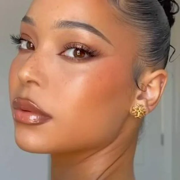 Influencer con tendencia de maquillaje para otoño estilo cinnamon spice