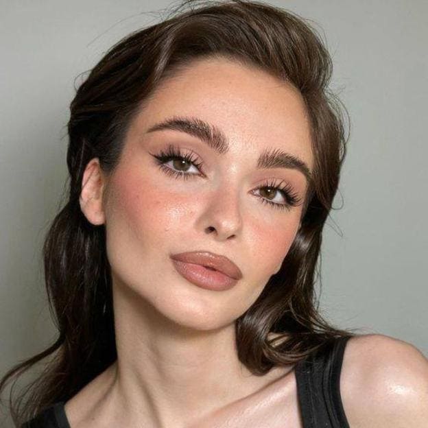 Modelo con tendencia de maquillaje viral soft baddie