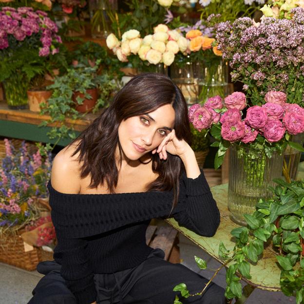 En la floristería de Sally Hambleton, Macarena García luce jersey y pantalón de El Corte Inglés.