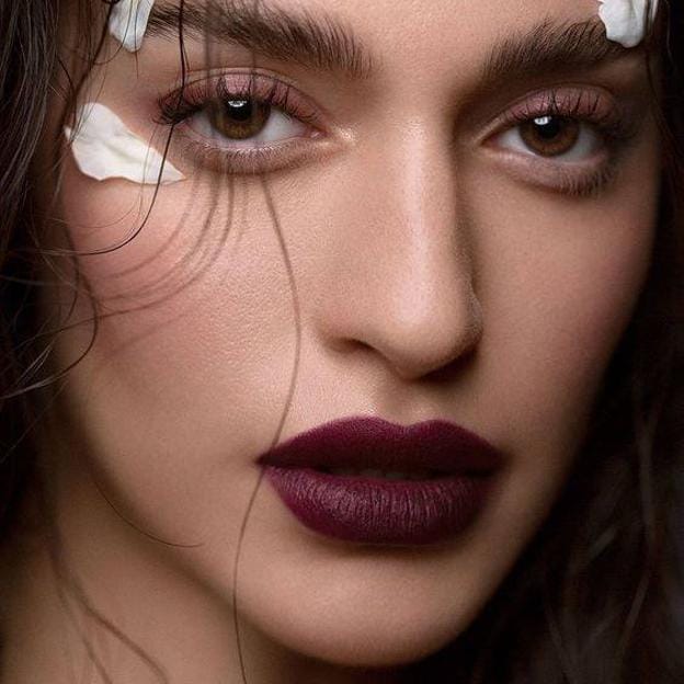 Berry makeup: la tendencia de maquillaje para otoño más viral en TikTok que favorece muchísimo