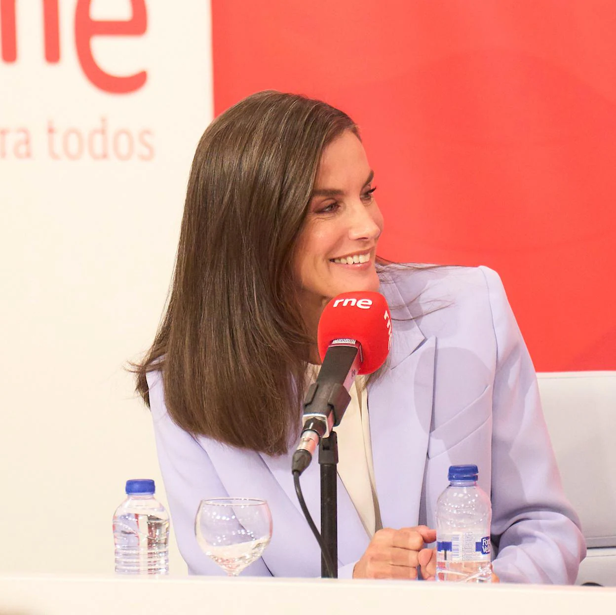 La reina Letizia, feliz como nunca en los estudios de Radio Nacional de España (RNE). 