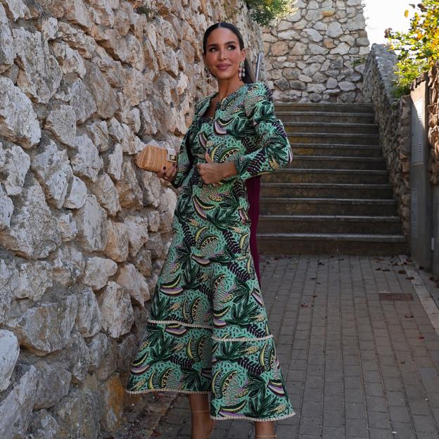 Rocío Osorno con un look de invitada con chaqueta.