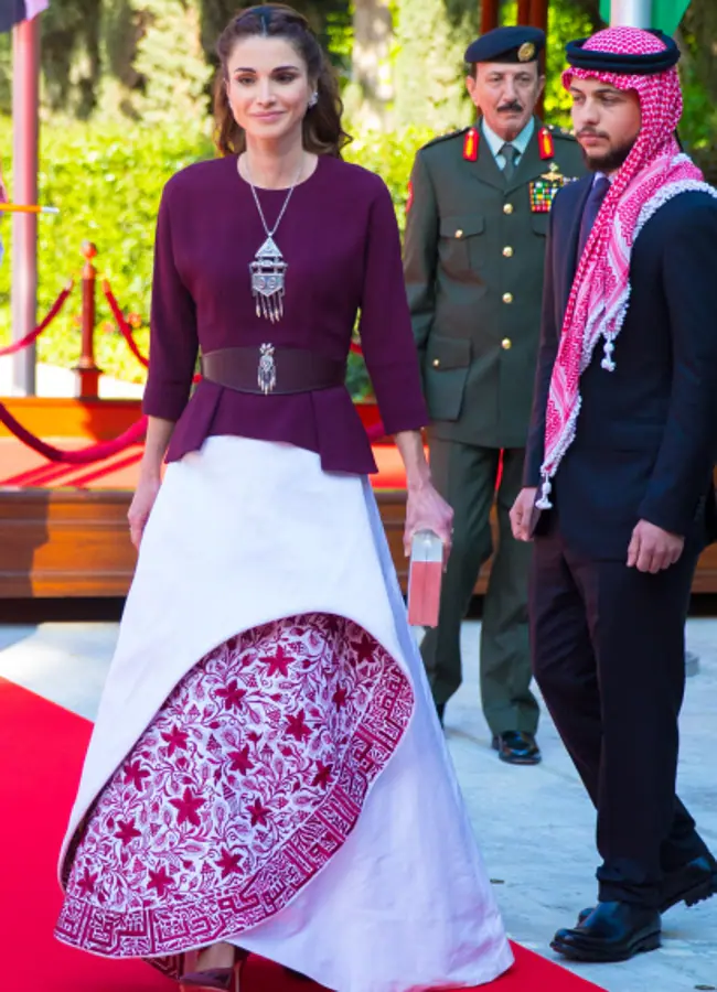 La reina hachemita, con una maravillosa falda artesanal de la firma jordano-palestina Hama fashion. GTRES.