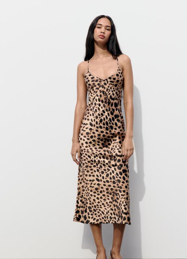 Vestido con estampado de leopardo de Zara.