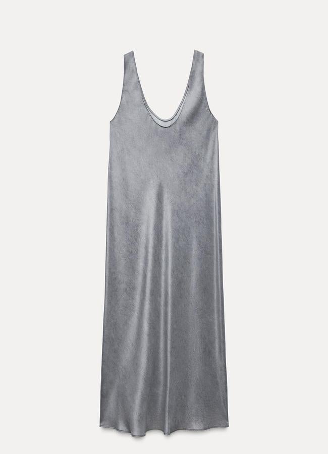 Vestido de seda en color gris de Zara.