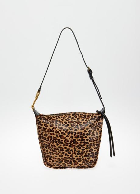 Bolso con estampado de leopardo de Sfera (45,95 euros)