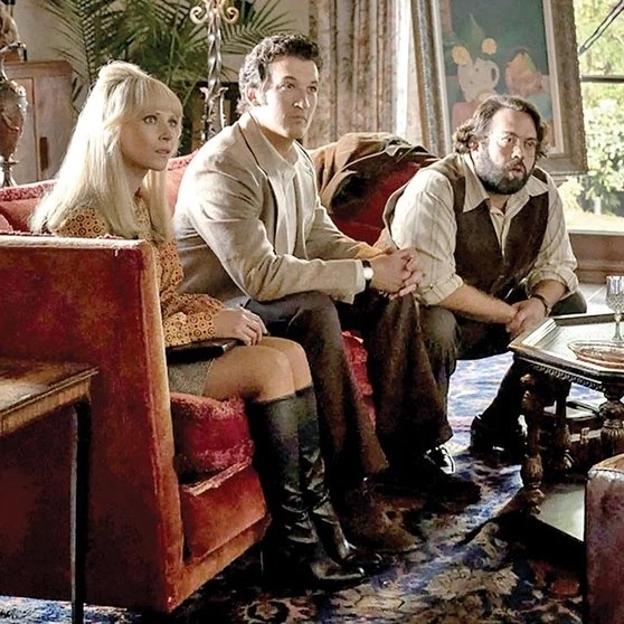 Juno Temple, Miles Teller y Dan Fogler en una imagen de la miniserie The Offer. 