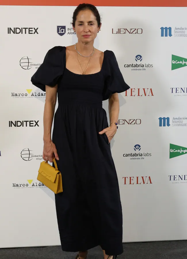 Carolina Adriana Herrera, con un sencillo vestido negro, bailarinas y el bolso preferido de la reina Letizia. GTRES.