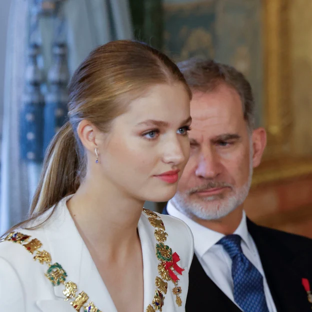 La princesa leonor junto a su padre, el rey Felipe VI. 