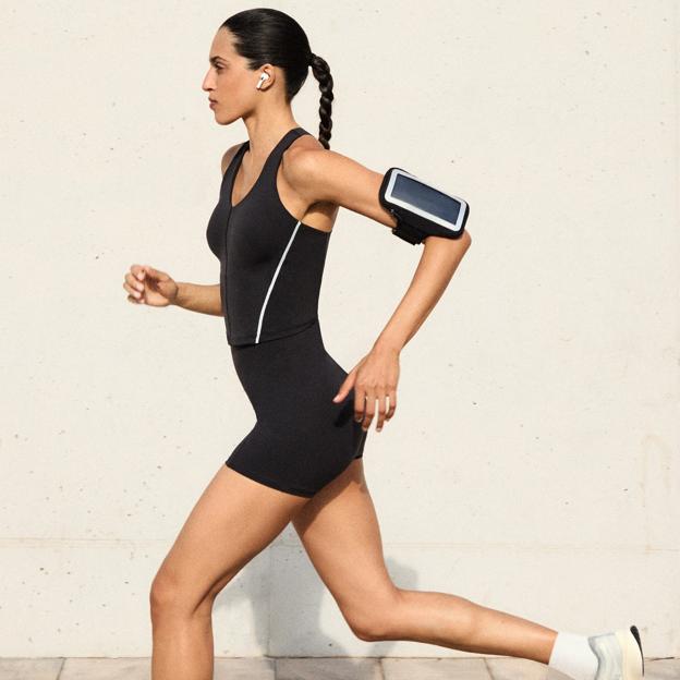 Mujer corriendo al aire libre. 