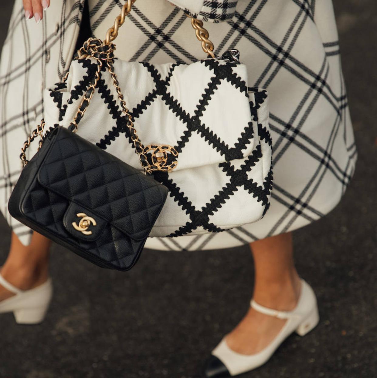 Un look de street style con un bolso de Chanel./spotlight launchmetrics