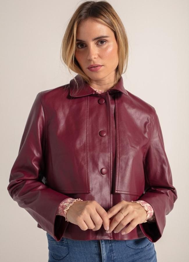 Así queda la chaqueta de efecto piel burgundy.