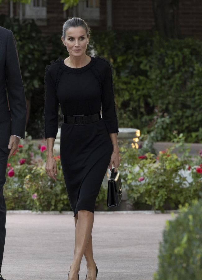 La reina Letizia con vestido midi en negro y cinturón en 2022. Foto: Gtres.