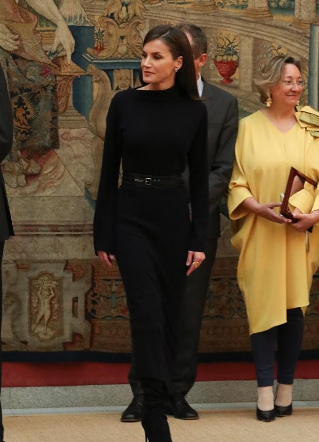 La reina Letizia con vestido negro y cinturón en 2020. Foto: Gtres.