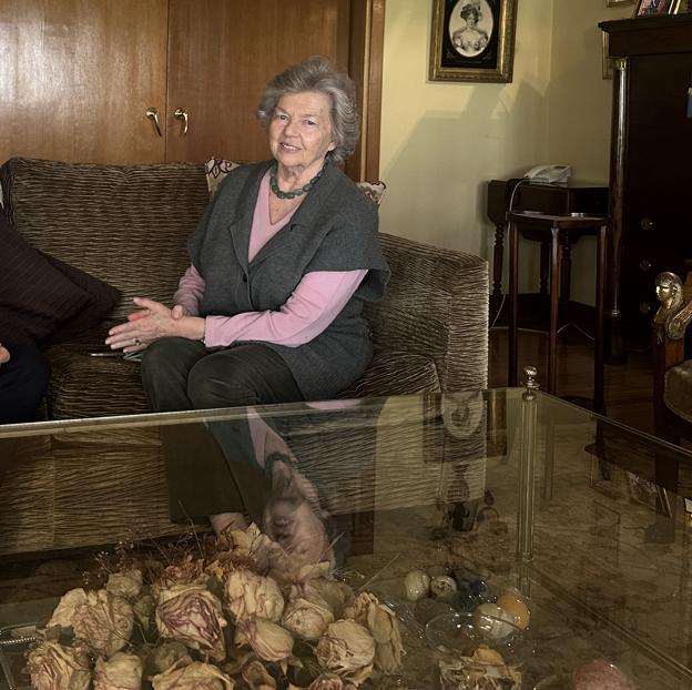 Ana de Orléans, en el salón de su casa.