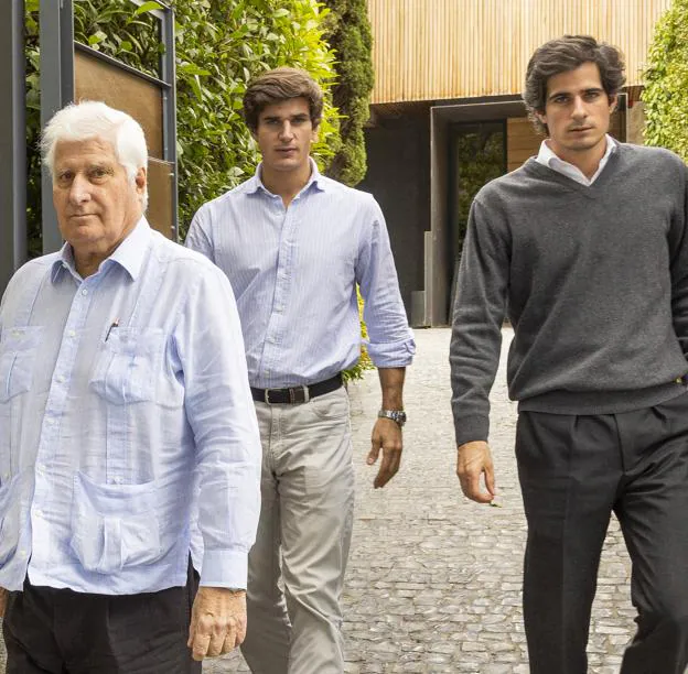 Fernando y Carlos Fitz-James Stuart y Solís disfrutaron de un almuerzo privado con su padre, el duque de Alba. 