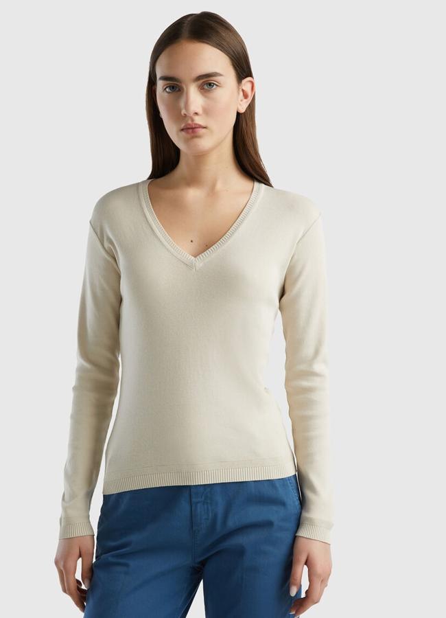 Jersey de pico beige de algodón de Benetton, 45,99 euros.