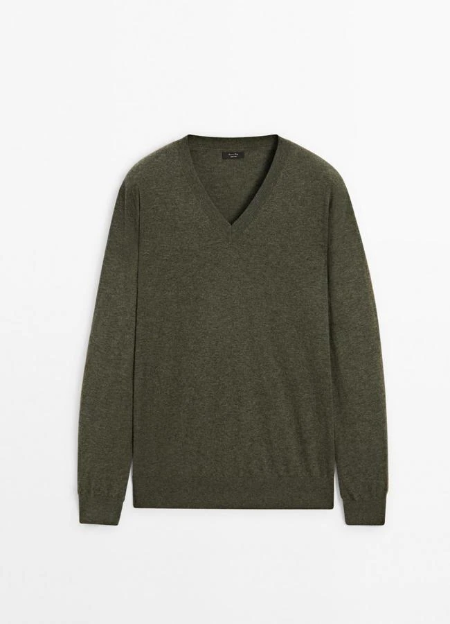 Jersey de pico verde oliva de Massimo Dutti, 49,95 euros.