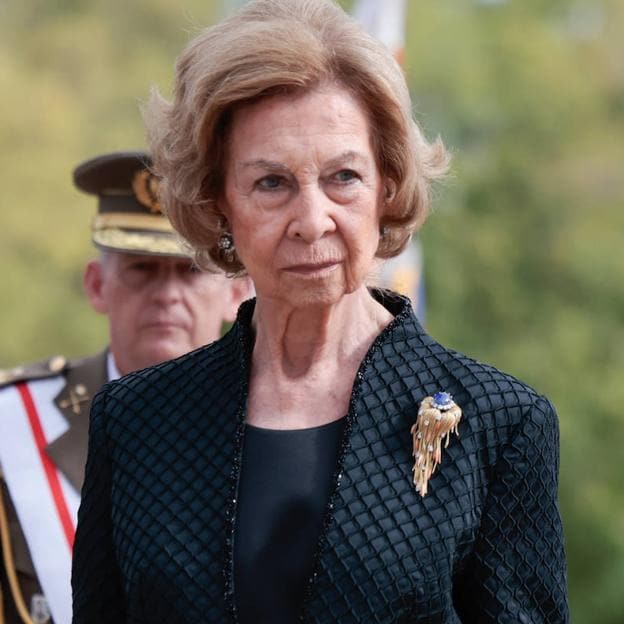 La reina Sofía con un broche con un zafiro.