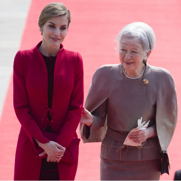 Michiko junto a la reina Letizia. 