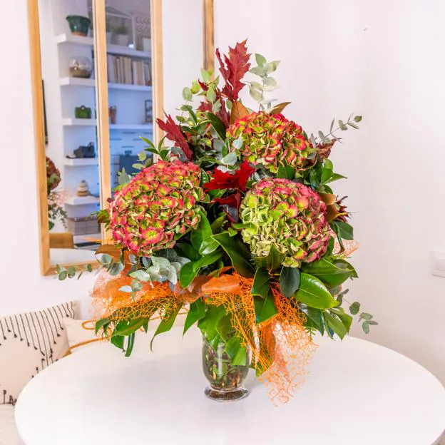 Ramo de hortensias con hojas de quercus, de Floristería Navarro.