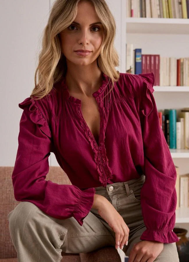 Blusa con volantes en fucsia de Polin et Moi (49,95 euros).