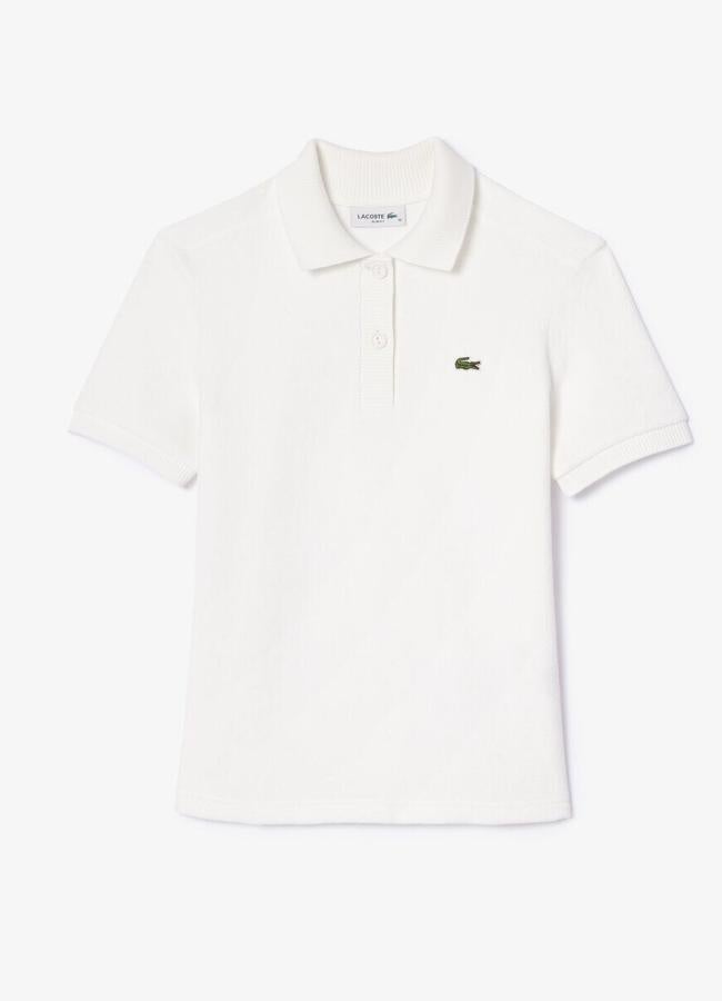 Polo de mujer slim fit en punto de rizo de manga corta de Lacoste (150€ en El Corte Inglés)