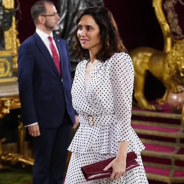 Isabel Díaz Ayuso, la más elegante en el Día de la Hispanidad con un look de influencer con lunares y gabardina de Mango